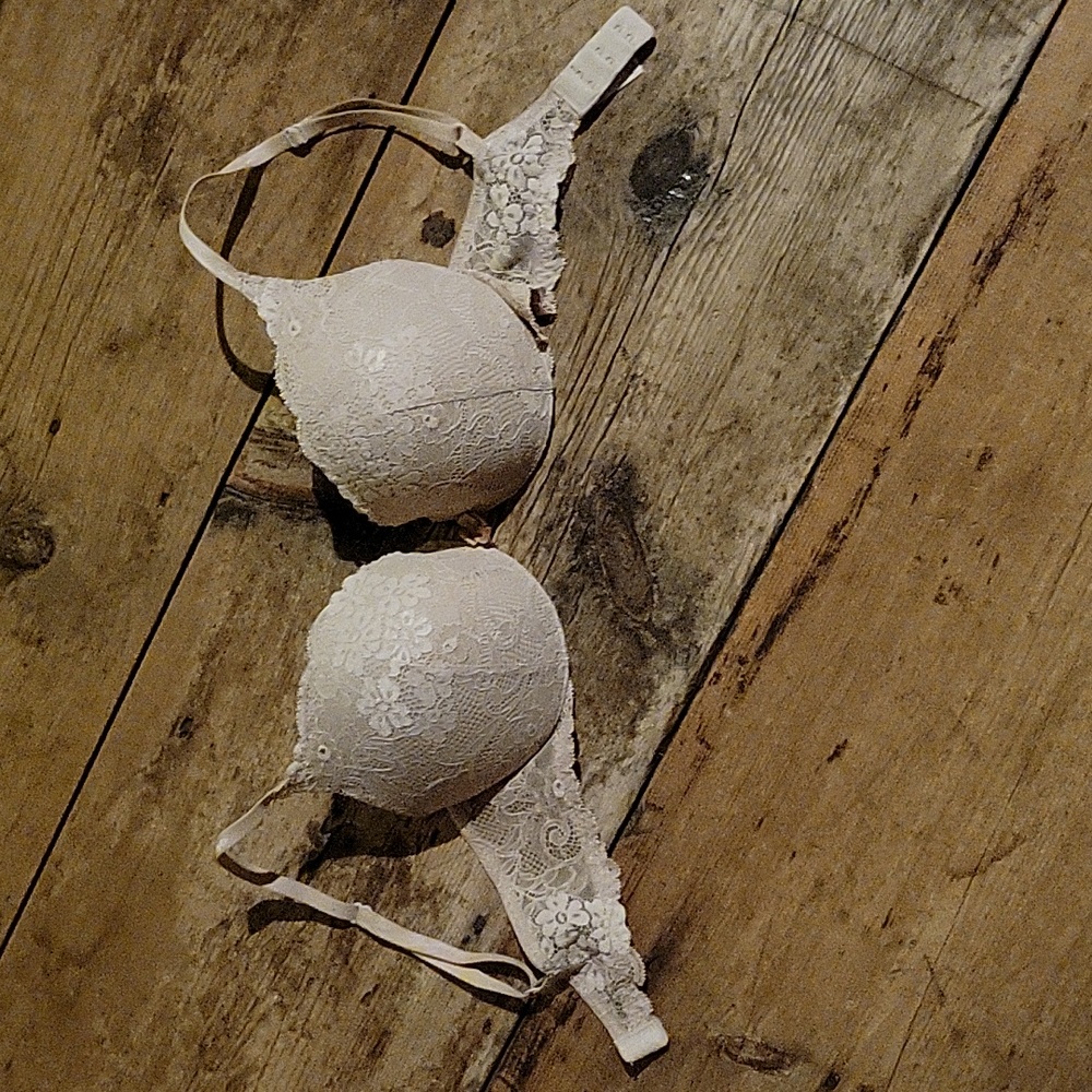 Victoria's Secret Angels 36C padded underwire bra. Creates amazing cleavage!